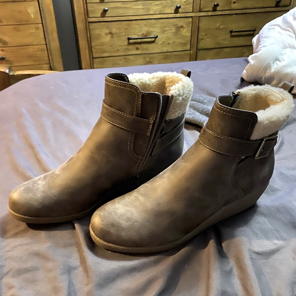 Brand new Sporto wedge boots